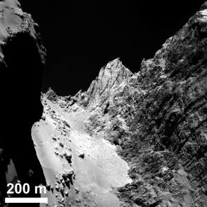 Diese Aufnahme zeigt den Einschnitt zwischen den beiden Kometenköpfen. Die Klippe rechts im Bild tauften die Forscher „Hathor“, das schmale Tal „Hapi“. Beachte die Maßangabe. (#08)