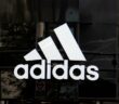 Das ikonische adidas-Logo symbolisiert Innovation und Tradition in der Sportwelt (Foto: AdobeStock 283043772 ink drop)