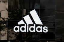 Das ikonische adidas-Logo symbolisiert Innovation und Tradition in der Sportwelt (Foto: AdobeStock 283043772 ink drop)