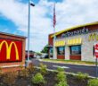 Das erste McDonald's-Restaurant wurde 1940 in San Bernardino eröffnet. (Foto: AdobeStock-866808606 Refrina)