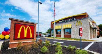 Das erste McDonald's-Restaurant wurde 1940 in San Bernardino eröffnet. (Foto: AdobeStock-866808606 Refrina)