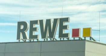 Die Hauptzentrale der Rewe Group in Köln – Sitz eines Handelsgiganten (Foto: AdobeStock 592782226-Annabell Gsödl)