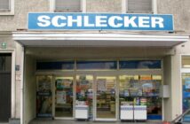 Schlecker-Filiale in den 1990er Jahren, Symbol eines Imperiums, das ins Straucheln geriet (Foto: AdobeStock 579334251-elmar gubisch )