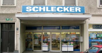 Schlecker-Filiale in den 1990er Jahren, Symbol eines Imperiums, das ins Straucheln geriet (Foto: AdobeStock 579334251-elmar gubisch )